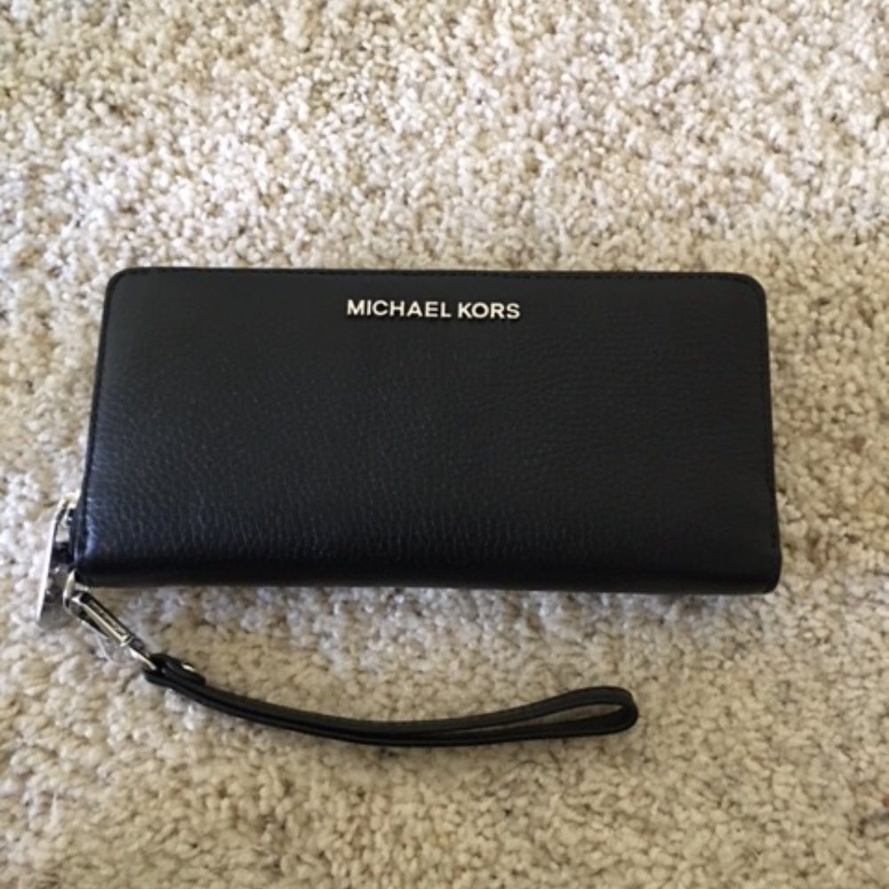 Michael Kors Jet Set Large Continental Wallet Wristlet Leather Silver FS (Black)